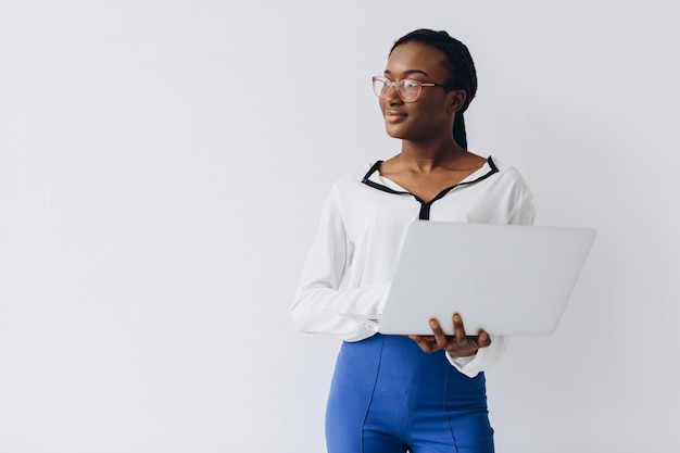 Een geïsoleerd schot van een zwarte onderneemster die laptop houdt