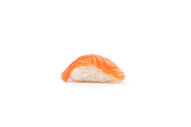 Een geïsoleerde sectieweergave van zalmsushi.