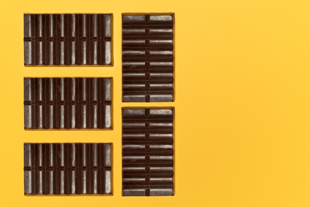 Een gele achtergrond met stukjes chocolade en een met de tekst 'chocoladereep'