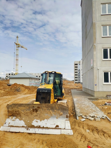 Een gele bulldozer staat op een bouwplaats.