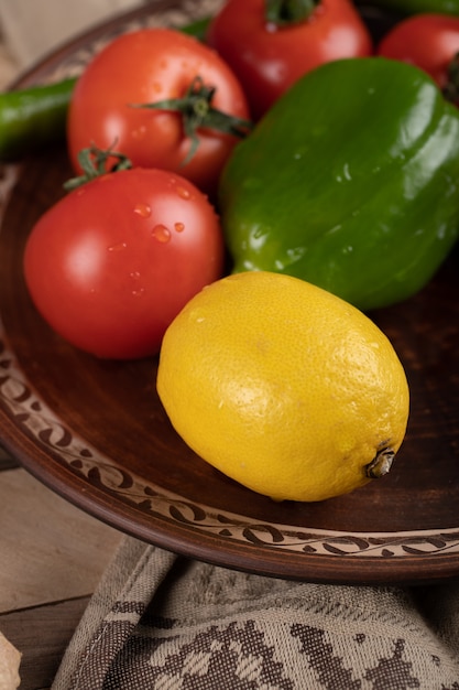 Een gele citroen met tomaat en peper