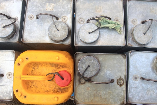 Een gele plastic container onder jerrycans Bovenaanzicht en close-up