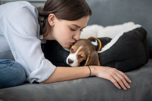 Een gelukkig baasje met haar schattige puppy