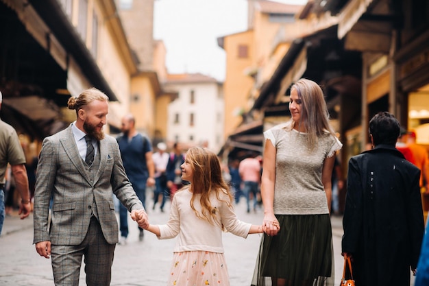 Een gelukkig gezin van drie wandelen in Florence. Familiewandeling van de familie in Italië. Toscane