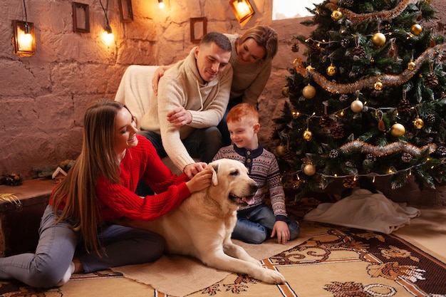 Een gelukkig gezin van vier en een hond vieren het nieuwe jaar