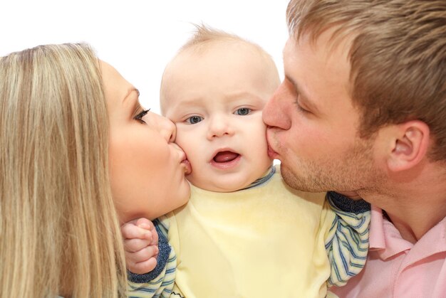 Een gelukkig jong stel kust de baby