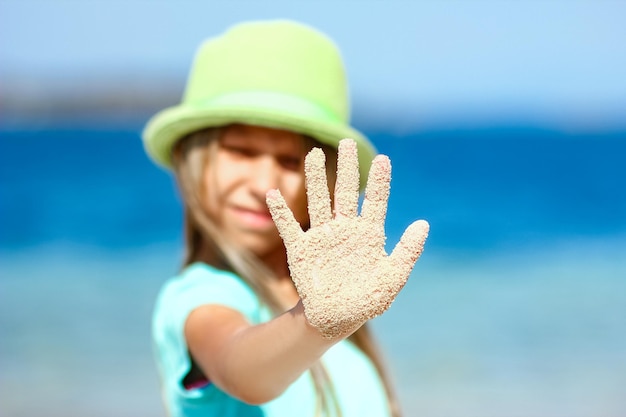 Een gelukkig kind aan zee in de natuur reisvakantie