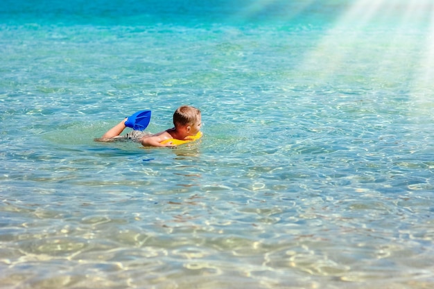 Een gelukkig kind aan zee in de natuur tijdens de parkreis