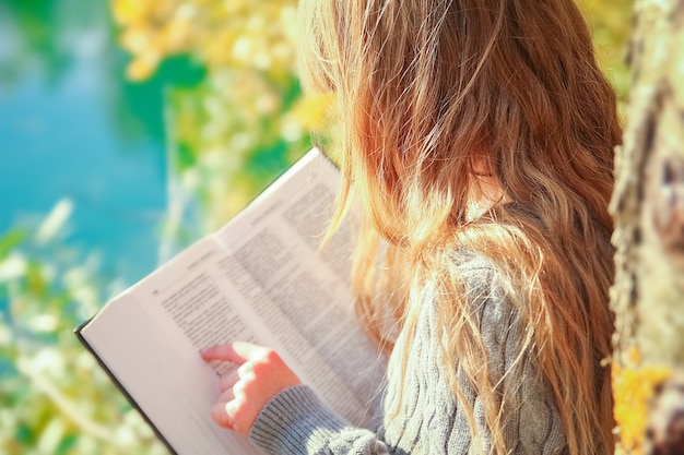 Een gelukkig kind leesboek over natuureducatie in parkreizen