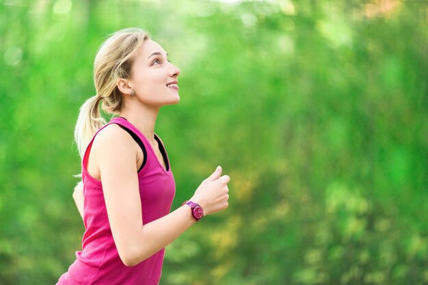 Een gelukkig meisje past ontspannen joggen en rennen in een straat