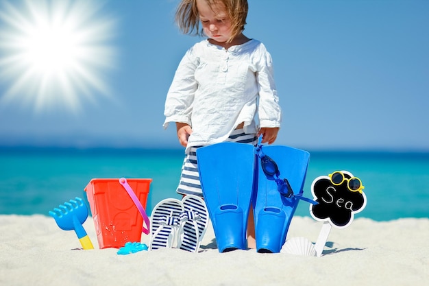 Een gelukkig meisjeskind aan zee in de natuur op de achtergrond van reizen