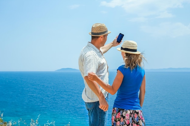 Een gelukkig stel selfie op zee op reis