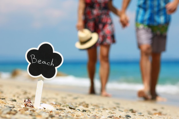 Een gelukkig stel tijdens het vakantiereisweekend aan zee