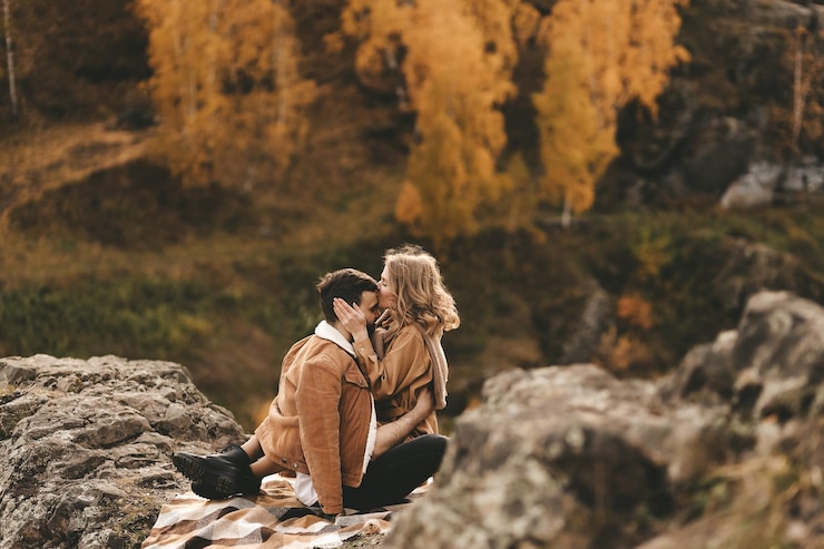 Foto een gelukkig verliefd paar een man en een vrouw reizen wandelen wandelen in het herfstbos in de natuur