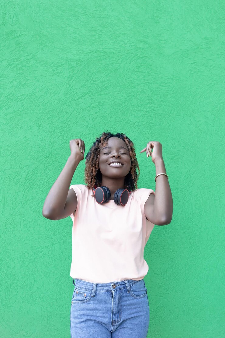 Foto een gelukkige afro-amerikaanse vrouw luistert naar muziek met een koptelefoon entertainment en recreatie