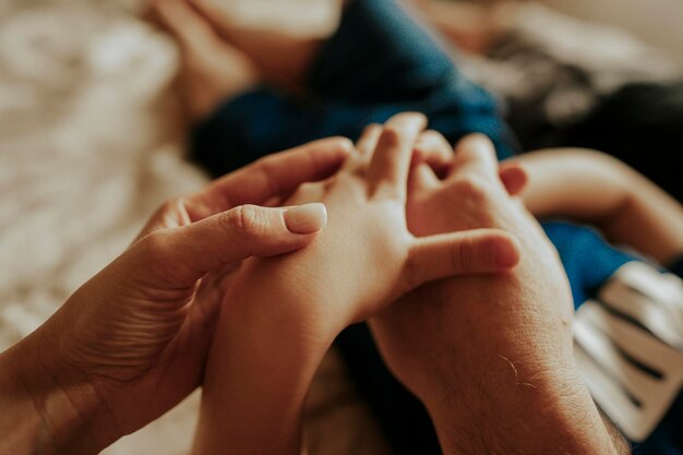 Een gelukkige familie hand in hand samen liggend op het bed