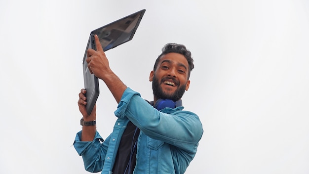 Een gelukkige jonge student met zijn laptop beurzenbeeld