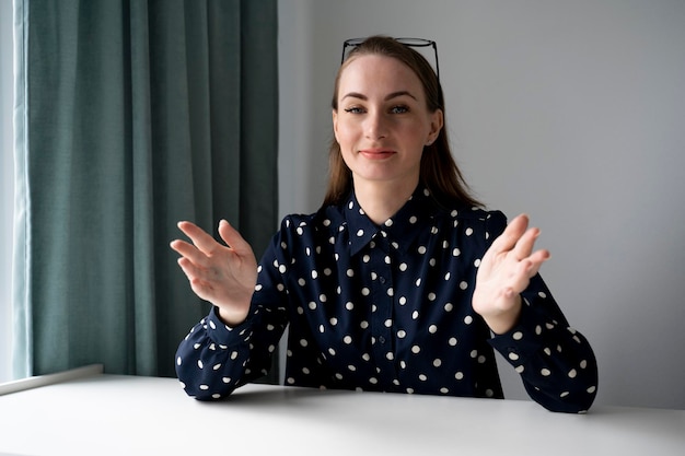Een gelukkige jonge vrouw die met haar vriendin praat op een computer webcam die op afstand van huis communiceert