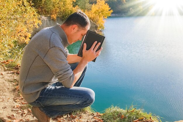 Een gelukkige kerel die een boek leest in het park over onderwijs in natuurreizen