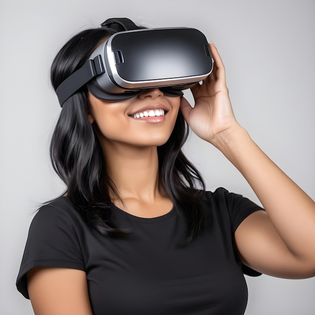 Een gelukkige Latijnse vrouw met een virtual reality headset op een zachte achtergrond