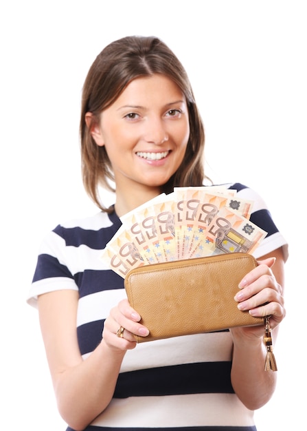 een gelukkige mooie vrouw met een portemonnee vol biljetten van vijftig euro op een witte achtergrond