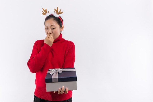 Een gelukkige vrij jonge de giftdoos van de vrouwenholding over de witte achtergrond