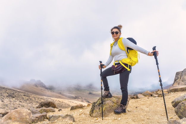 Een gelukkige vrouw die naar de camera lacht, tevreden na het bereiken van de top van de Iztaccihuatl-vulkaan in Mexico