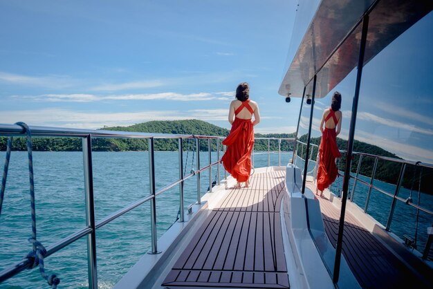 Een gelukkige vrouw is ontspannen op het jacht tijdens haar vakantiereis