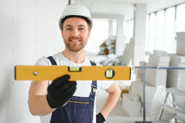 Een gelukkige werknemer die trots op zijn werk staat