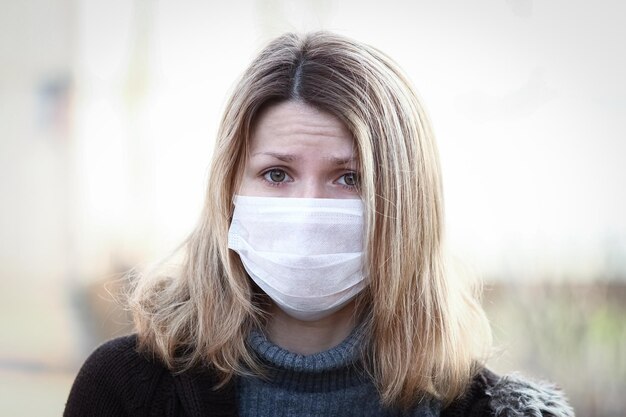 een gemaskerde vrouw tegen coronavirus besmette luchtbescherming