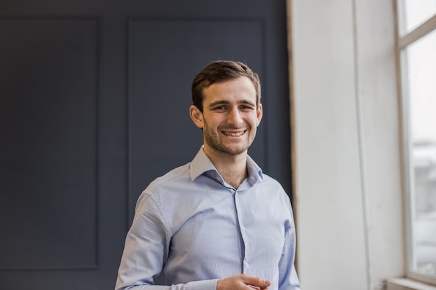 Een Georgische man in een overhemd lacht