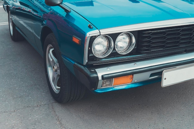 Een geparkeerde vintage vernieuwde gepolijste auto retro autoliefhebbers restauratie van klassieke auto's retro autoverhuur