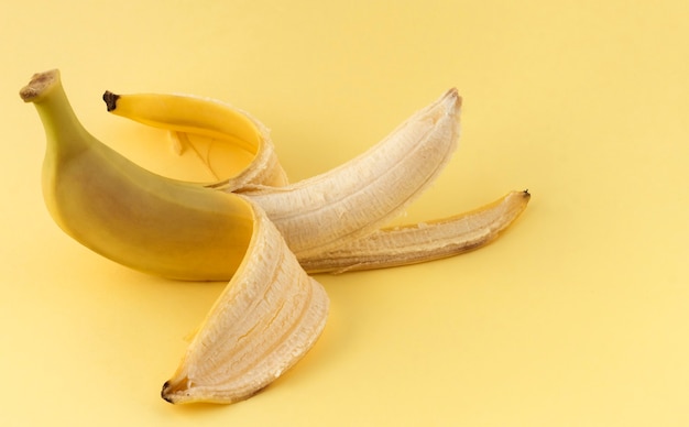 Een gepelde gele banaan