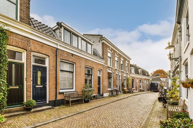 Een geplaveide straat met huizen erop