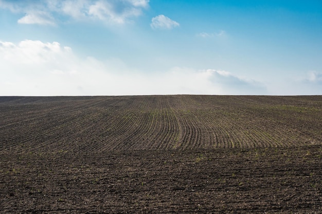 Een geploegd veld op een zonnige herfstdag