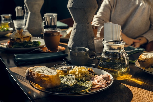 Foto een gerecht met eten in een café, een zwak ontbijt, mensen die in een restaurant eten.