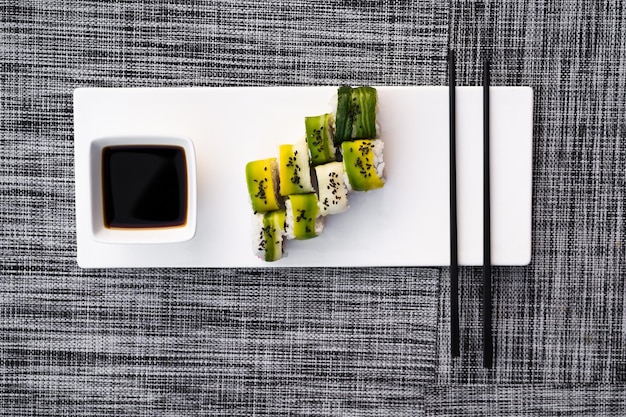 Een gerecht van heerlijke sushi rolls