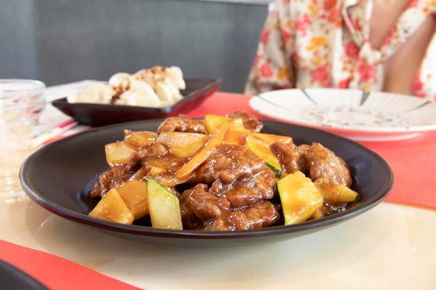 Een gerecht van rundvlees in saus, geserveerd in een Japans restaurant. Japans voedselconcept.