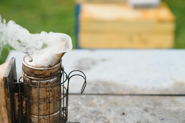 Een gereedschap van de imker alles voor een imker om met bijen te werken roker een beitel een kist imkerspak voor bescherming tegen de bijen uitrusting voor bijenteelt imkerijconcept