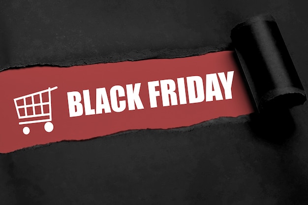 Een gescheurd papier met tekst van Black Friday