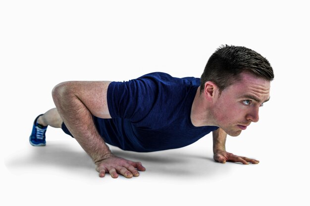 Een geschikte man die push-ups doet