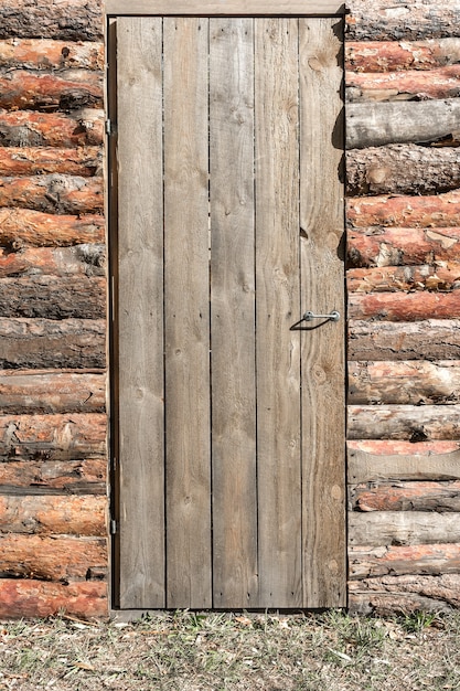 Foto een gesloten houten deur in een oude houten schuur landelijke levensstijl