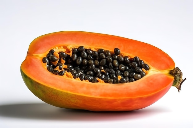 Een gesneden papaya met zwarte zaden erop