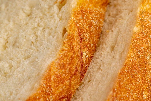 Een gesneden rond tarwebrood, vers zacht brood met een aangenaam aroma, gekookt in de oven
