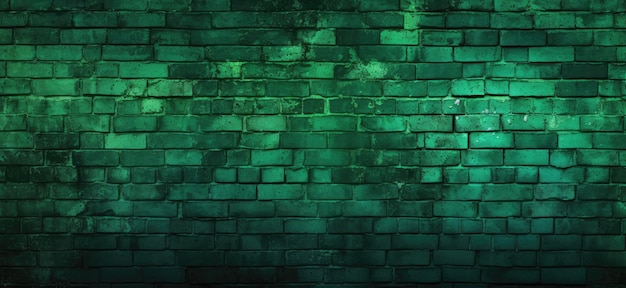 Een gestructureerde groene bakstenen muur met verschillende tinten die een gevoel van diepte en een organische verouderde uitstraling geeft