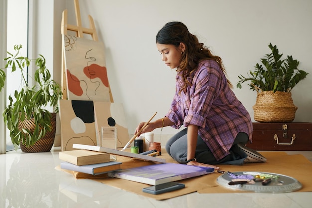 Foto een getalenteerd meisje dat schilderijen schildert.