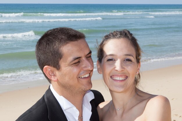 Een getrouwd stel bruid en bruidegom samen in de zomer op een prachtig strand