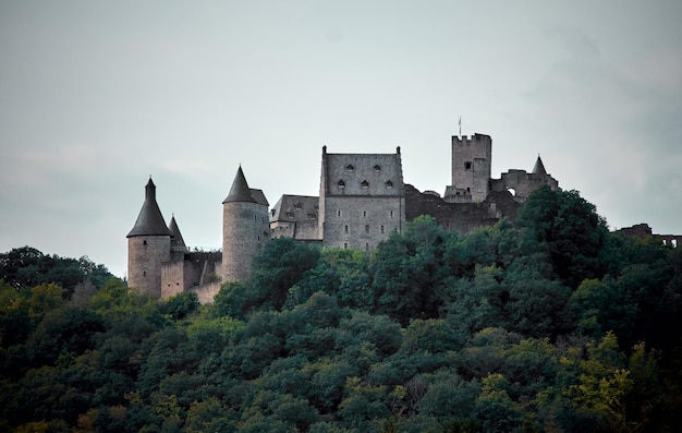 Een geweldige close-up van het kasteel van Bourscheid in Luxemburg