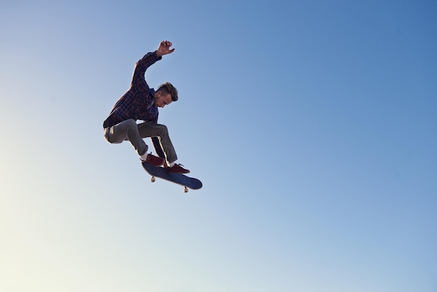 Een geweldige dag in het skatepark een jonge man die trucjes doet op zijn skateboard in het skatepark