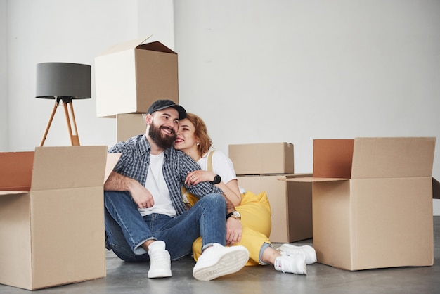 Een geweldige dag voor hen. Gelukkig paar samen in hun nieuwe huis. Conceptie van verhuizen